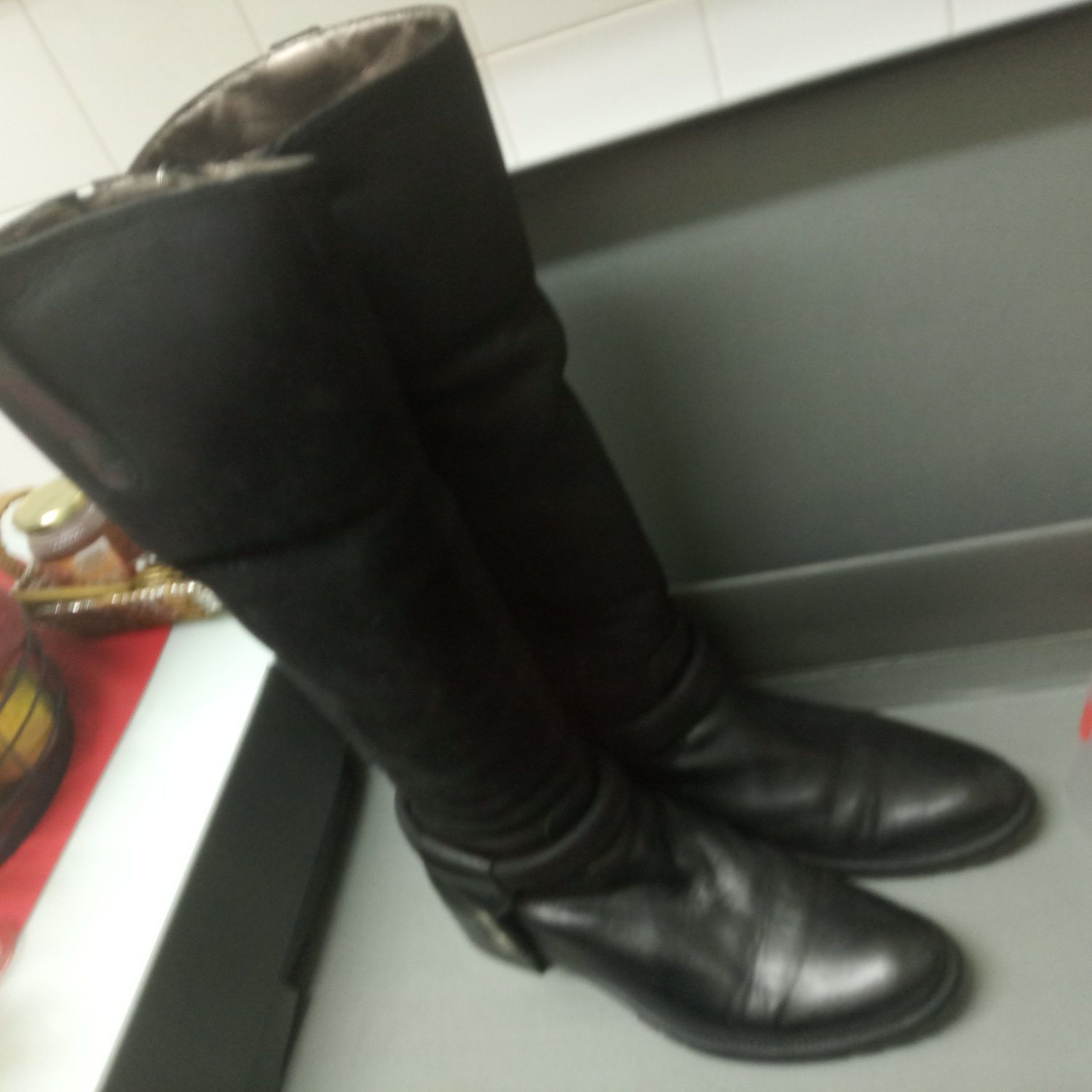 BOTAS de Cano Alto, em pele, cor preta