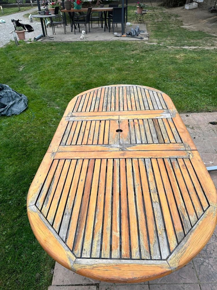 Drewniany stół ogrodowy do renowacji