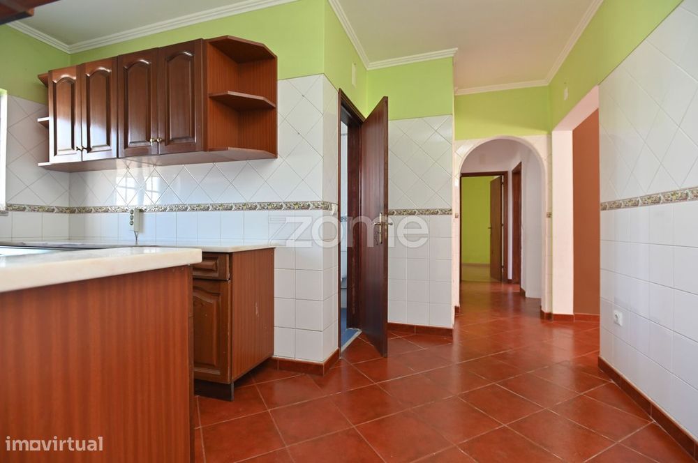 Moradia com duas habitações independentes e sótão no centro da Abób...