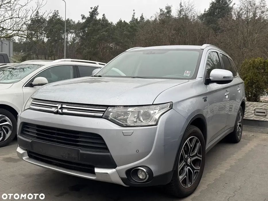 Mitsubishi Outlander 2015r. 2.0 Hybryda Plug In 4x4 Xenon Navi Kamera opłacony