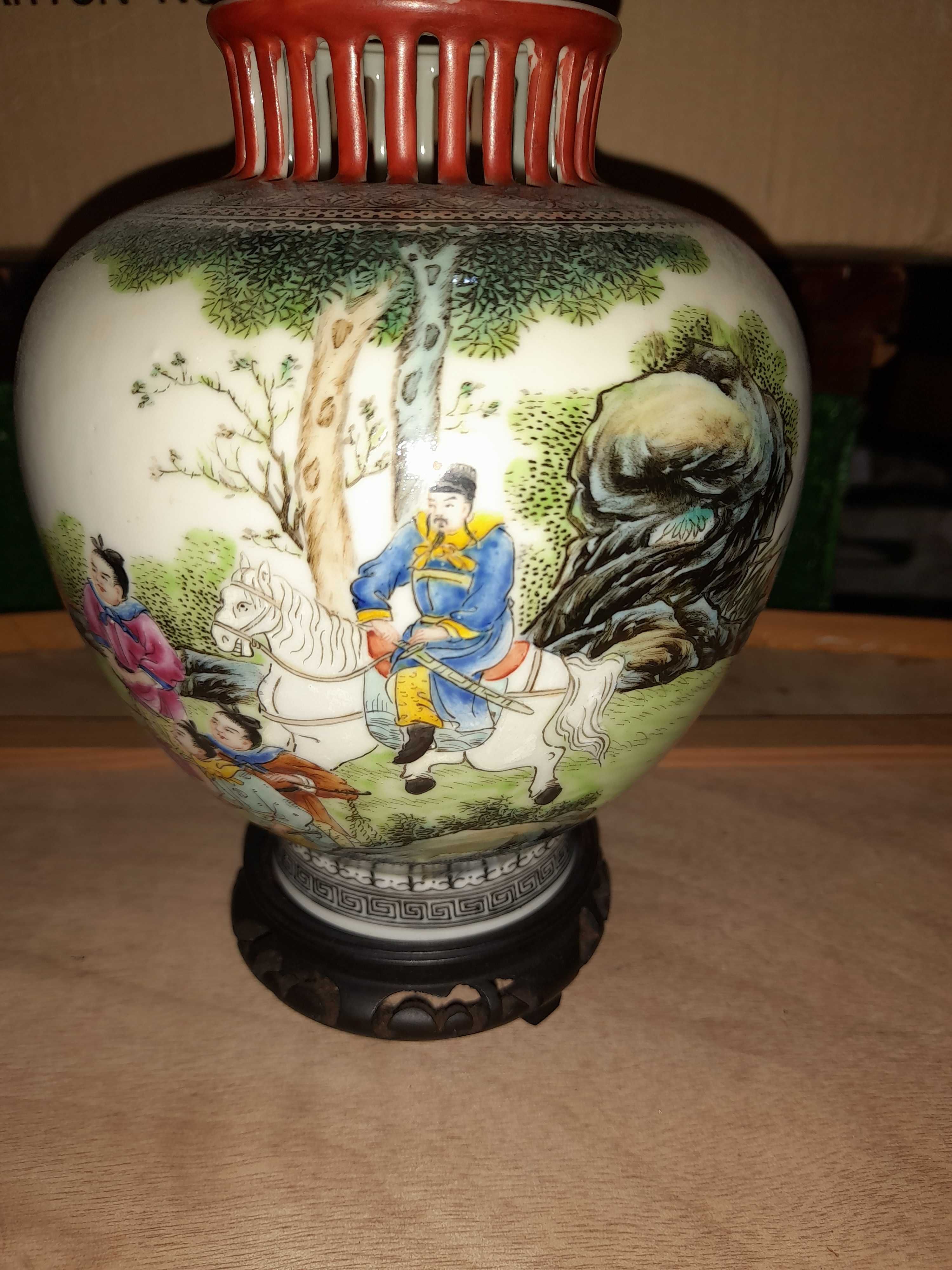 Jarra em porcelana japonesa com base em madeira séc. xx