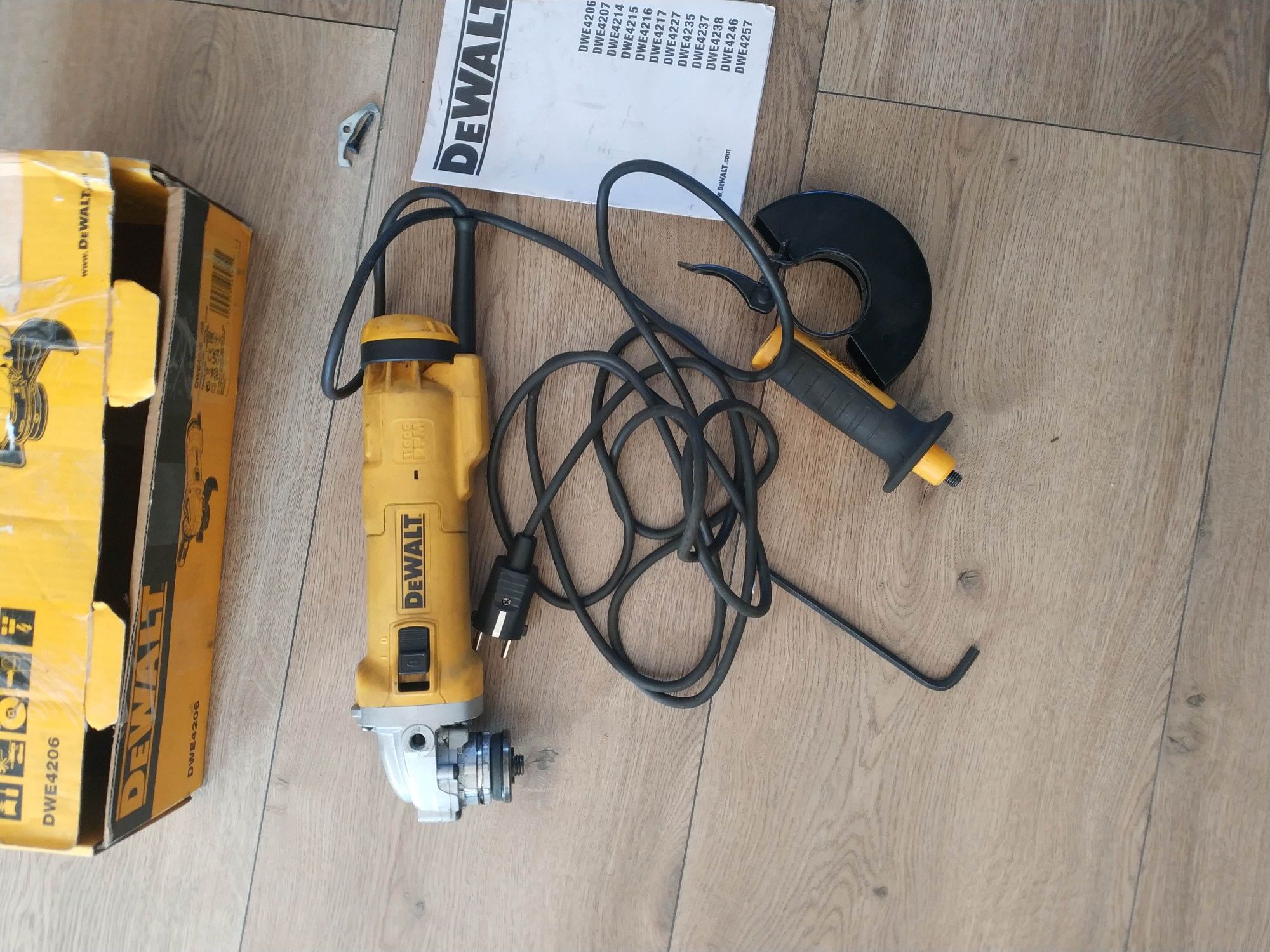 Szlifierka kątowa DeWalt 1010wat, 115 tarcza