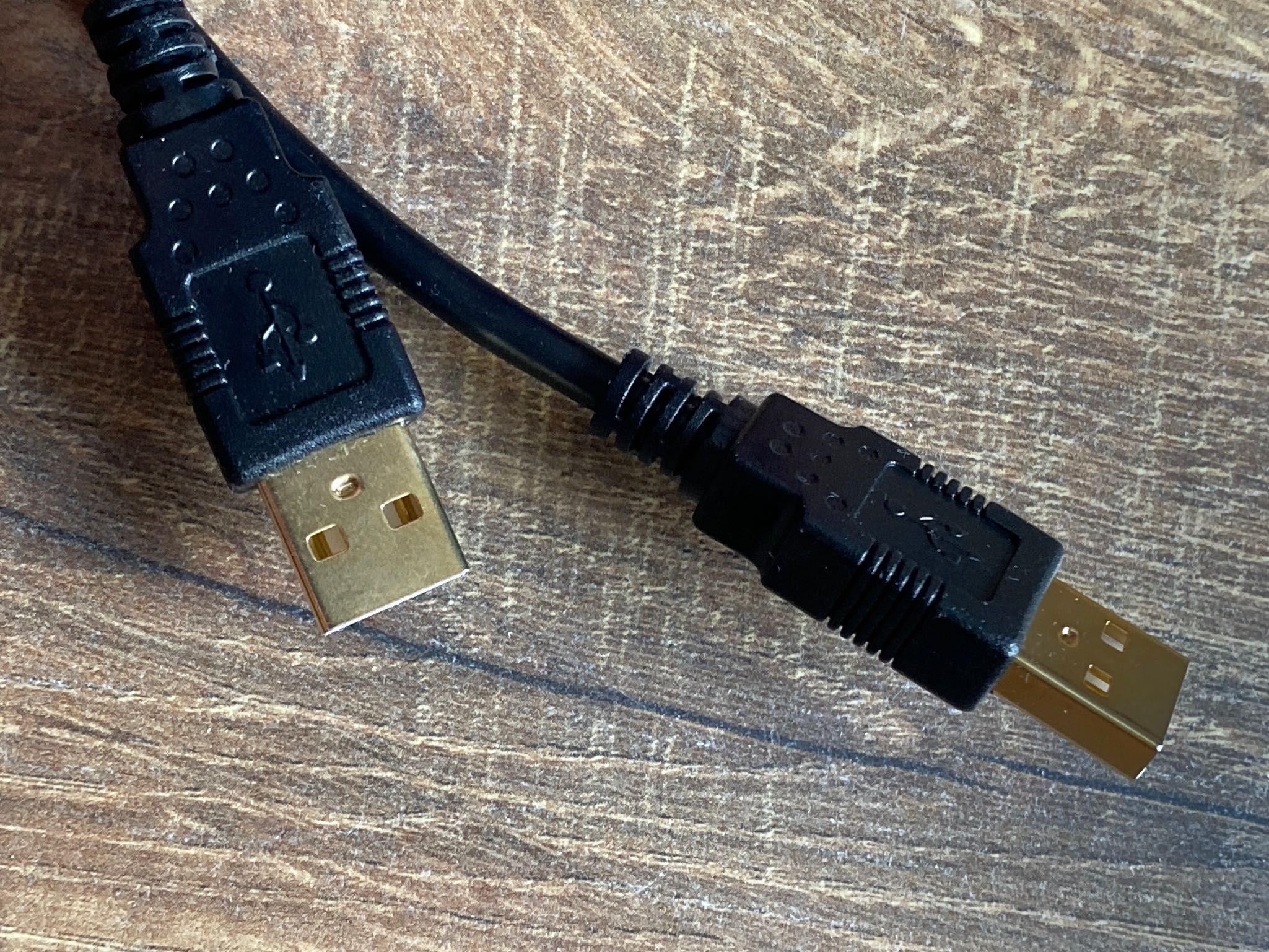 Kabel typ A męski USB-A / USB-A długość 2m do przesyłu danych złoty