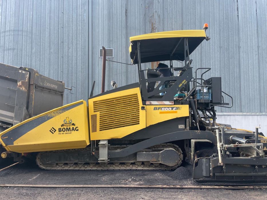 Оренда асфальтоукладчика та катка