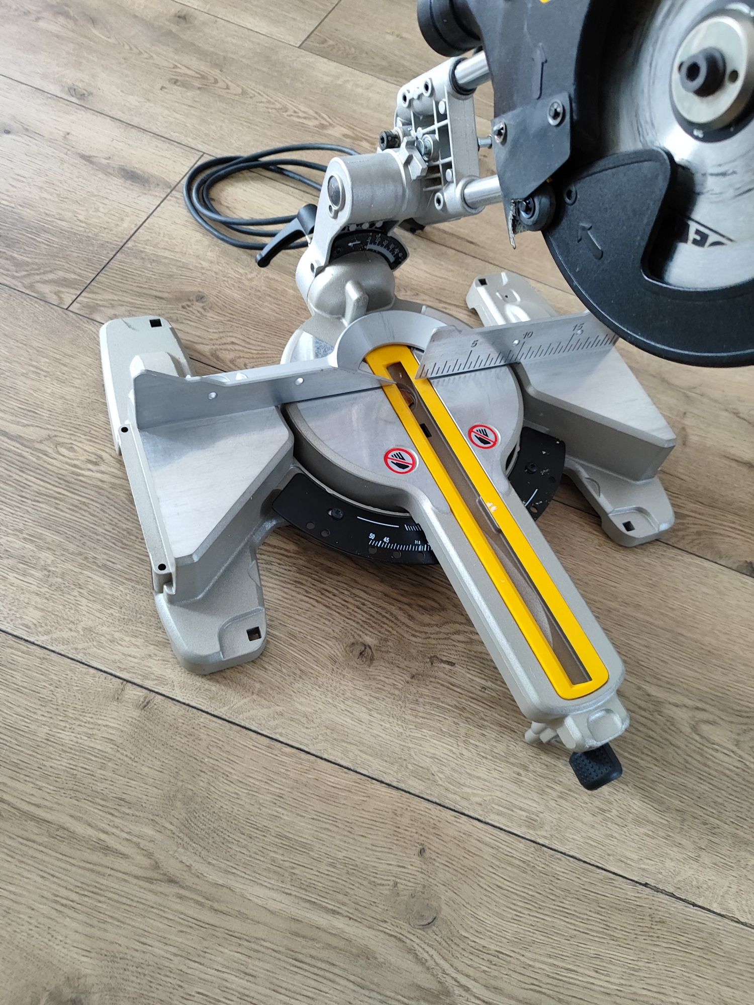 Piła ukosowa z posuwem DeWalt 1300wat, tarcza 216mm