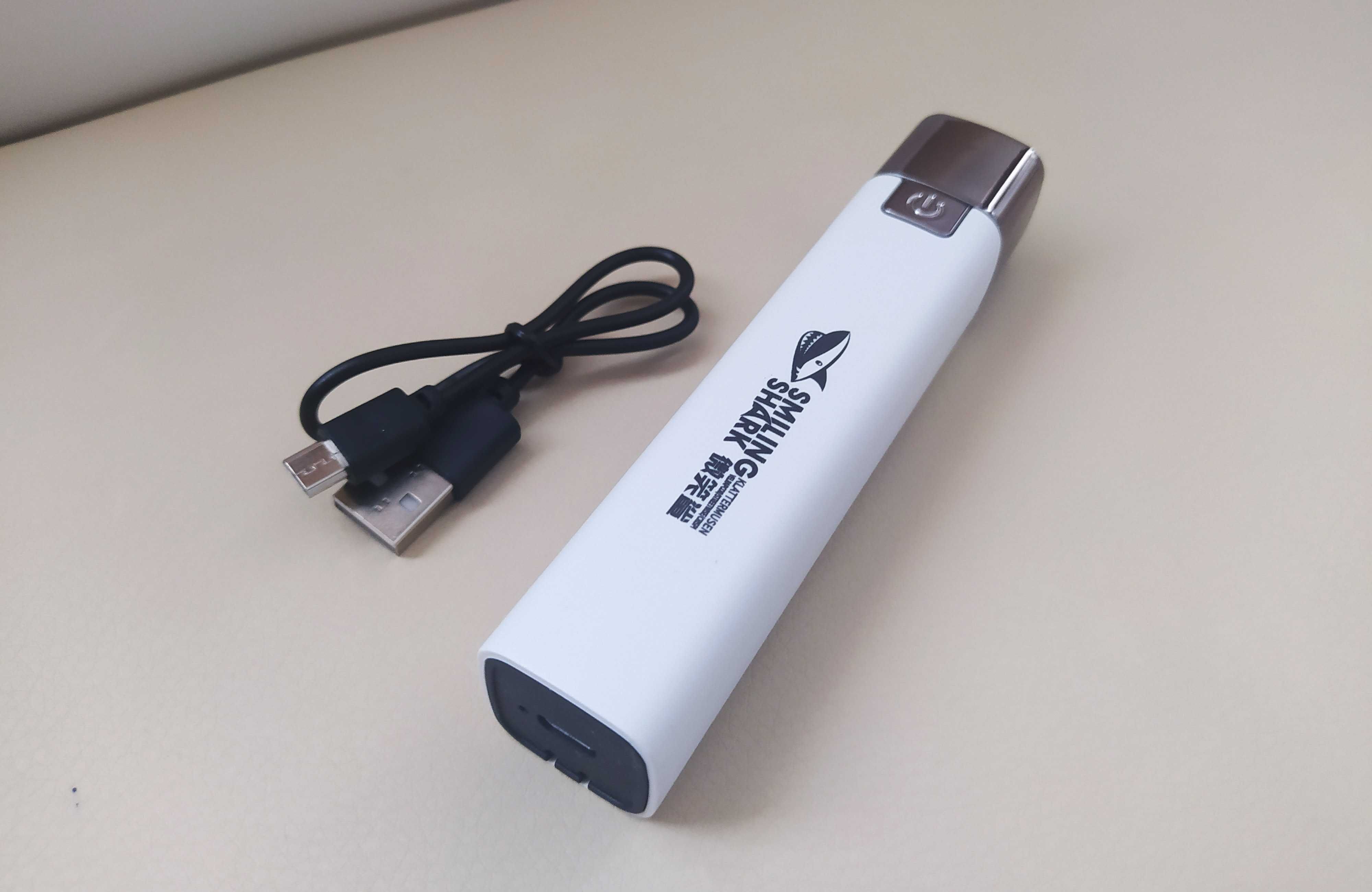 Фонарик на встроенном аккумуляторе, заряжается от USB и сети