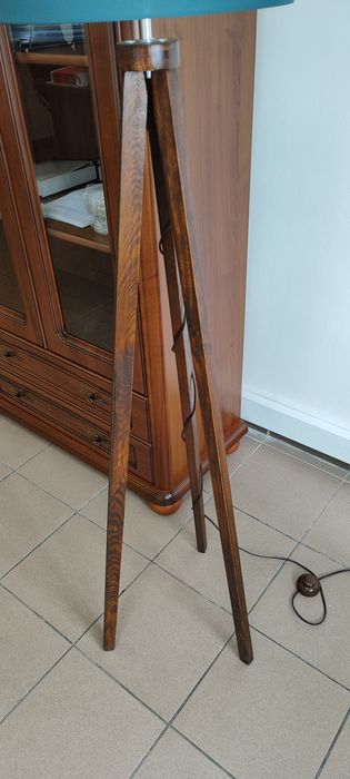Nowoczesna lampa stojąca z pięknym abażurem