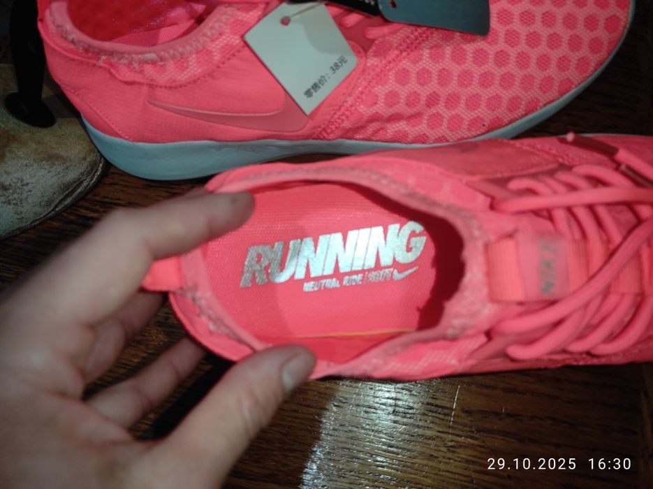 Нові кросівки Nike