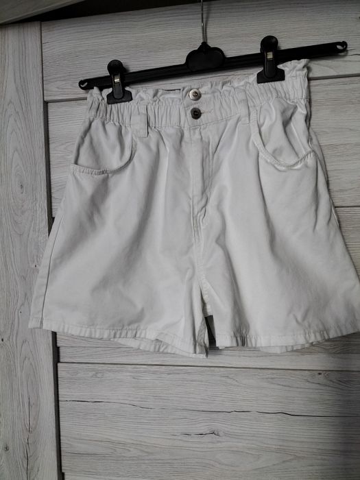 Krótkie spodenki białe 38