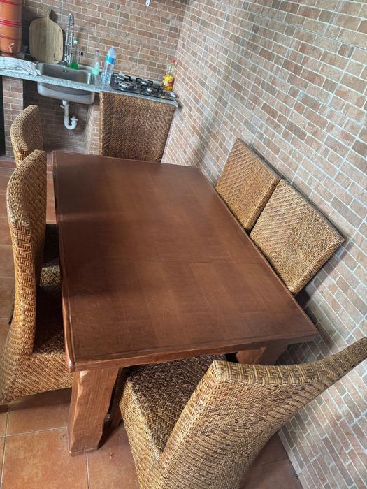 Mesa madeira rústica com 6 cadeiras de palhinha