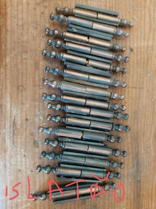 Dobradiças novas com 30 mais de anos . Com marcas do tempo. Cozinha