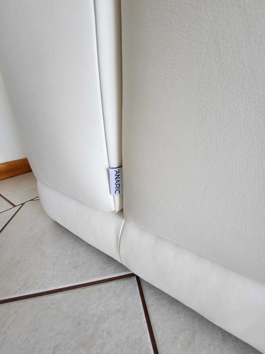 Sofá Branco Pele Marca Anaric com Chaise Long