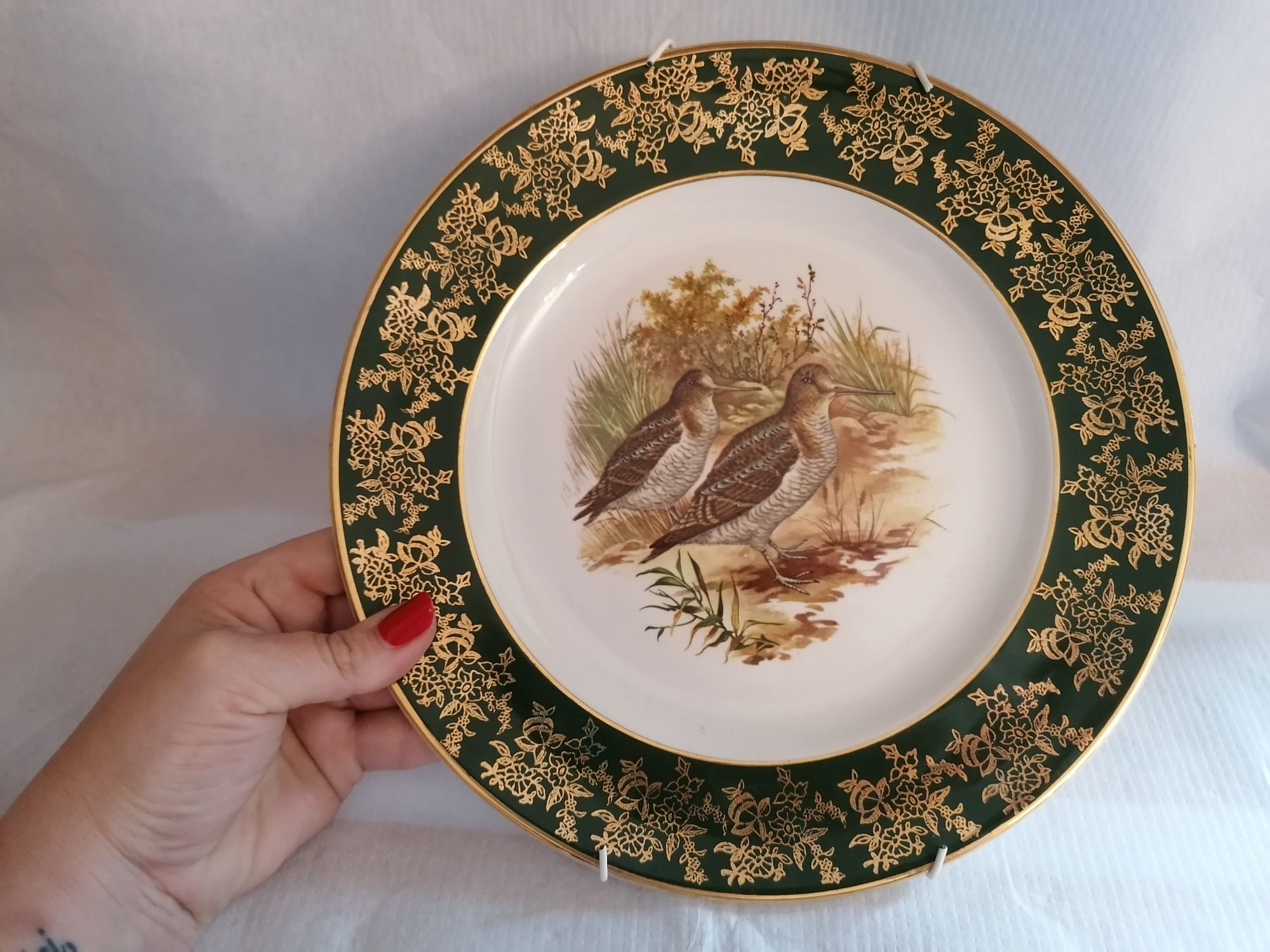 Piękny porcelanowy dekoracyjny złocony talerz z ptakami do powieszenia