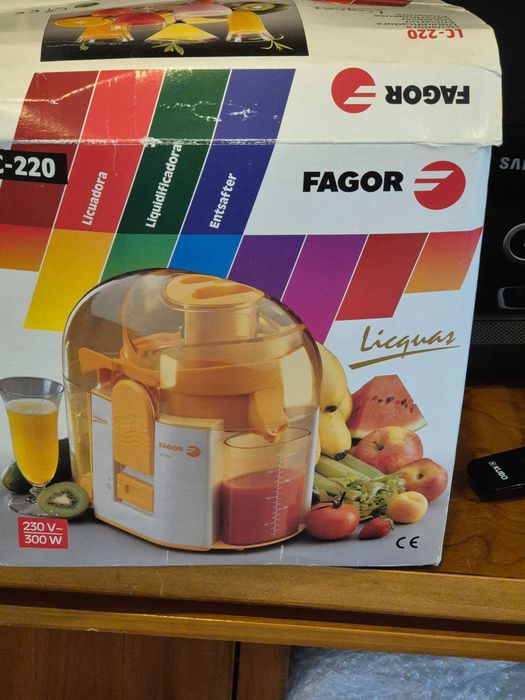 Vendo máquina de sumos Fagor com pouco uso.