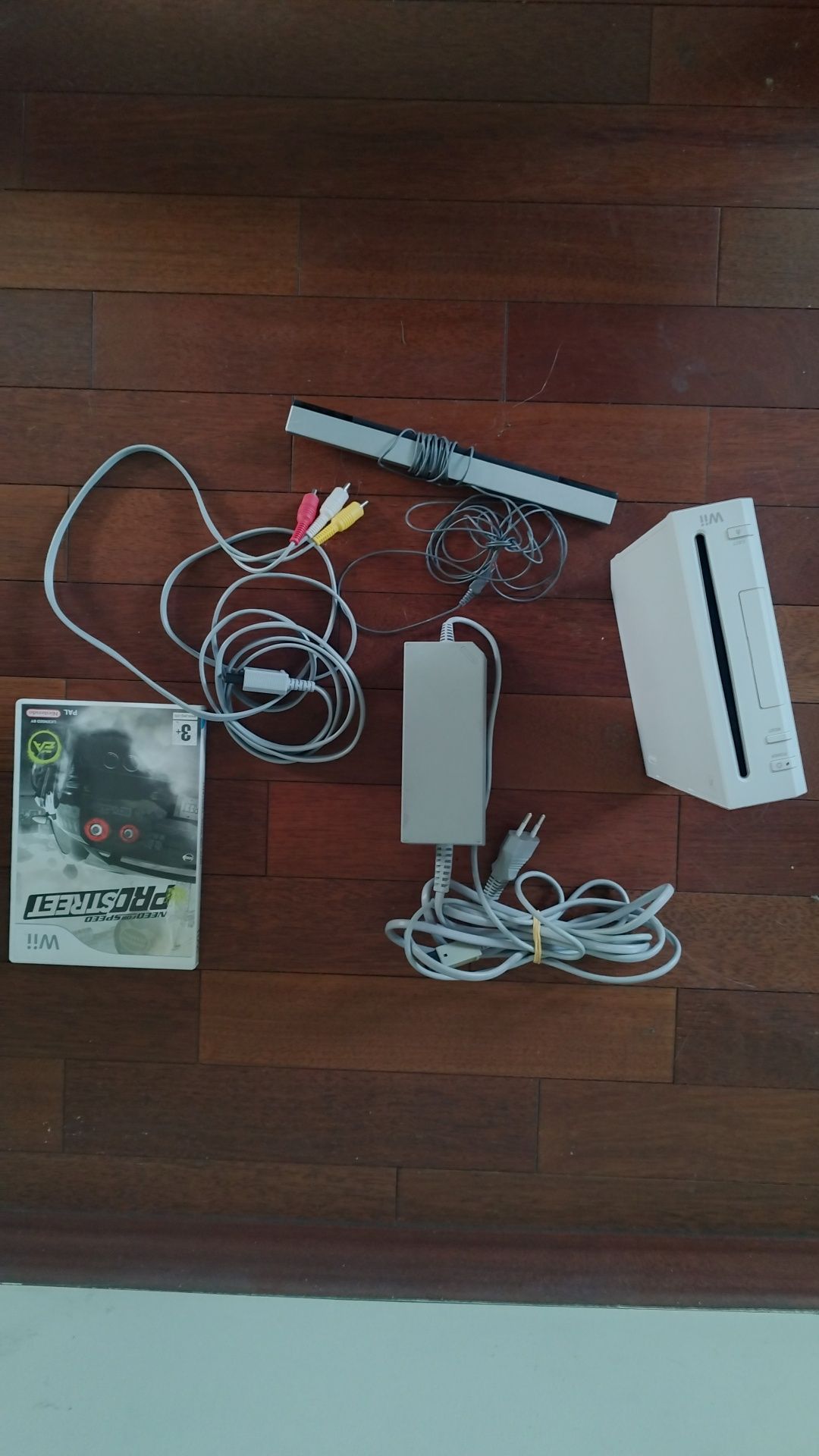 Nintendo Wii z całym okablowaniem plus gra Need for Speed pro street