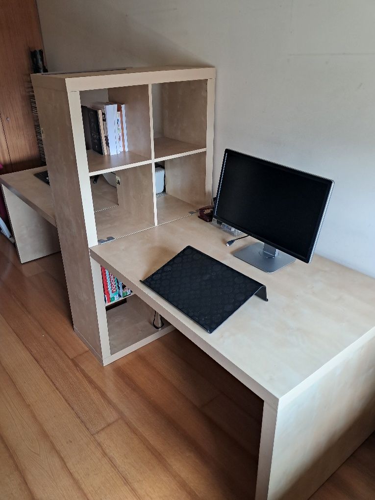 Secretaria de madeira com  estante