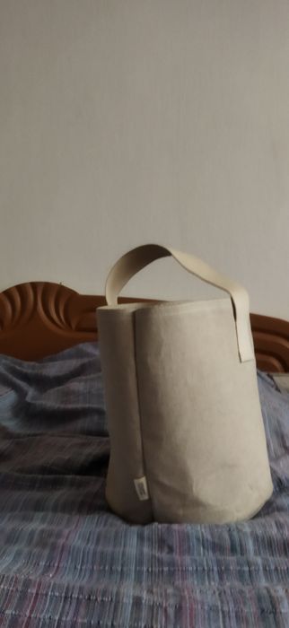 Гарна кремова кругла сумка