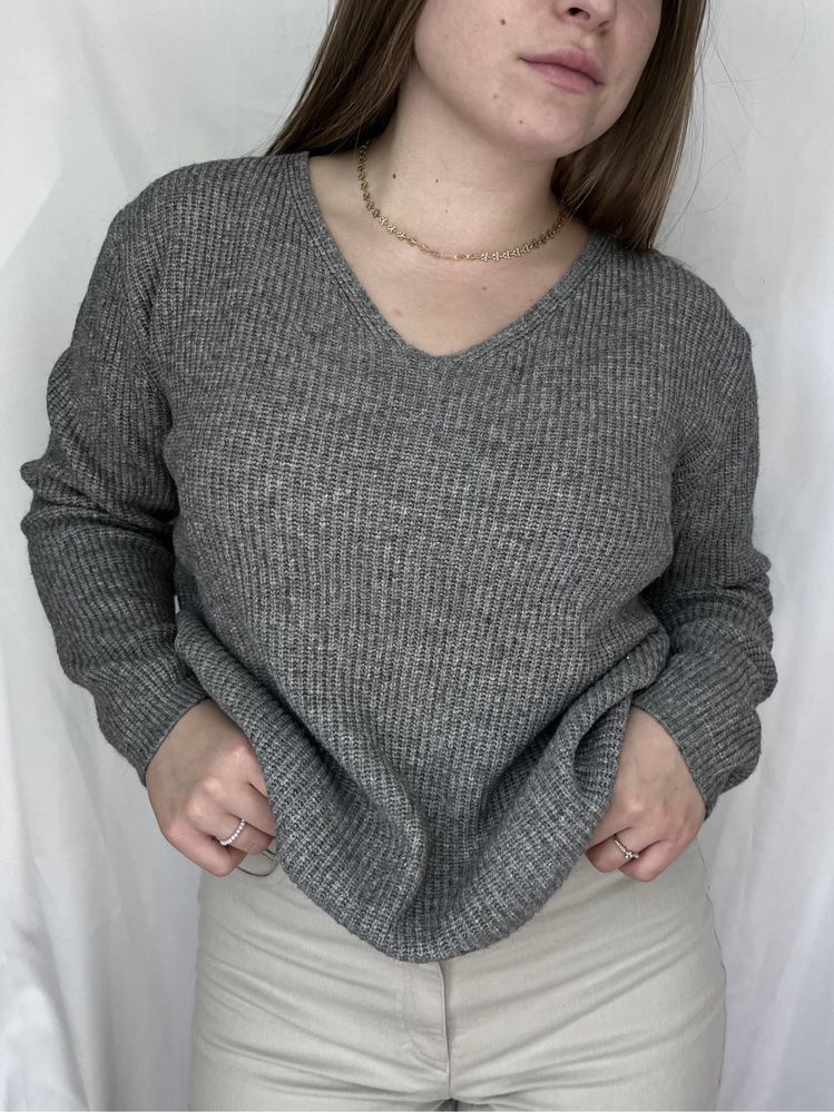 Szary sweter z dekoltem w serek so…cachemire one size