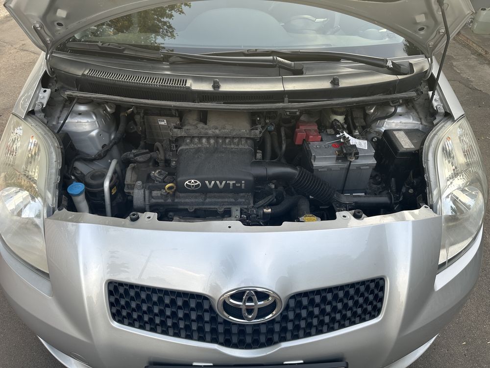 Продам свой автомобиль Toyota Yaris 2006. Безключевой, на кнопке.