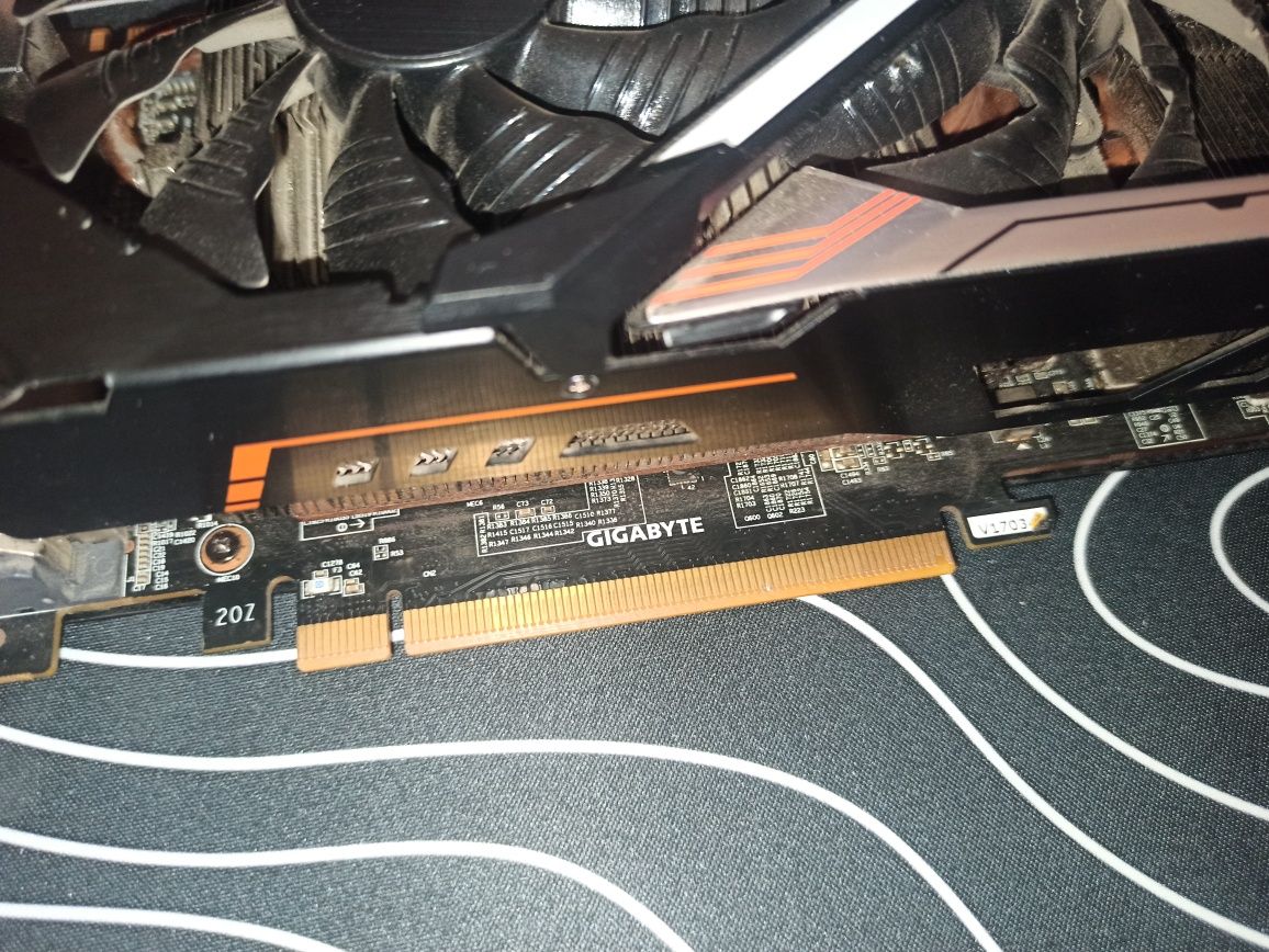 Продам ігрову відеокарту Gigabyte Aorus GTX 1080 Ti 11G