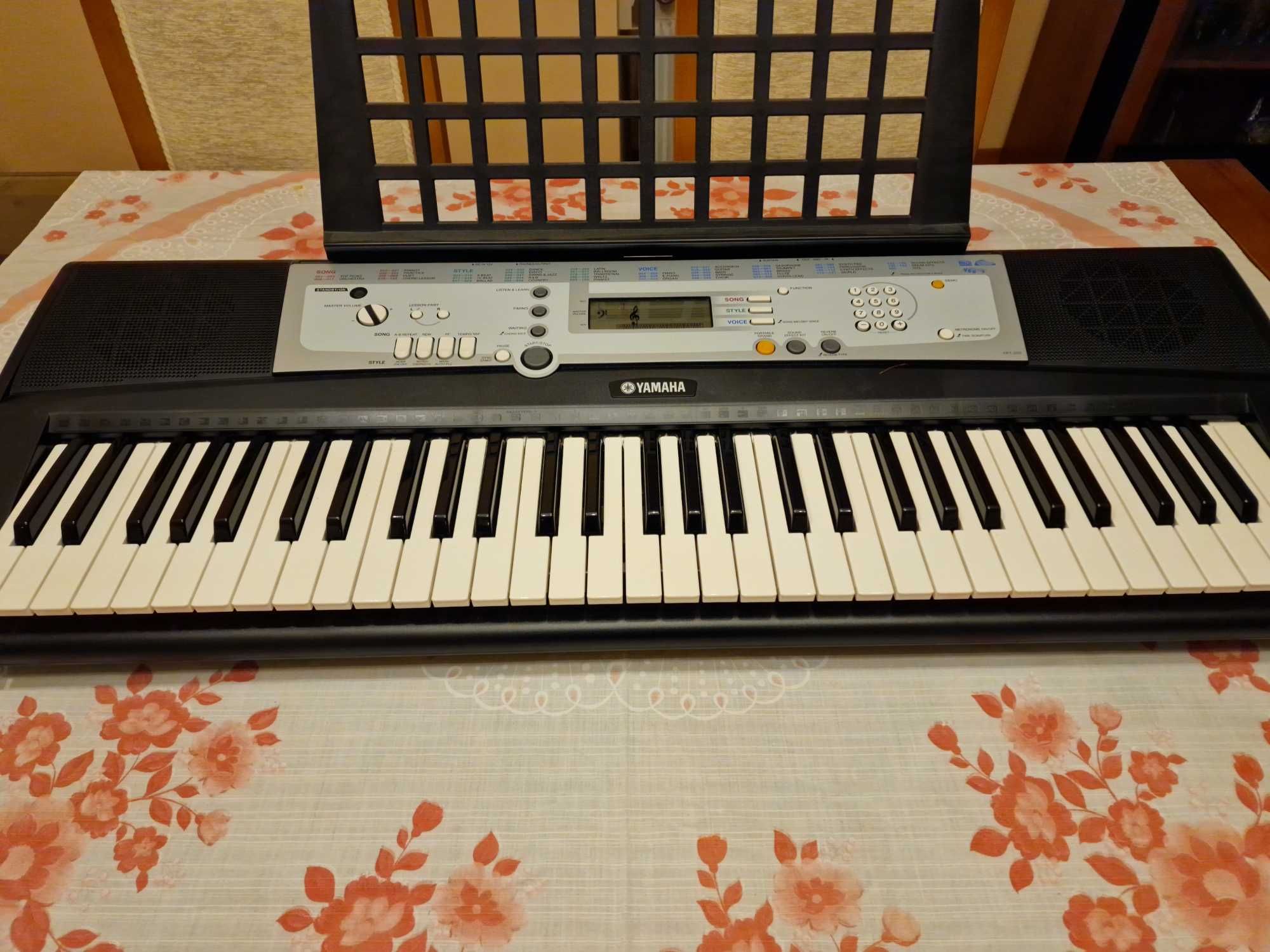 Órgão YAMAHA YPT-200