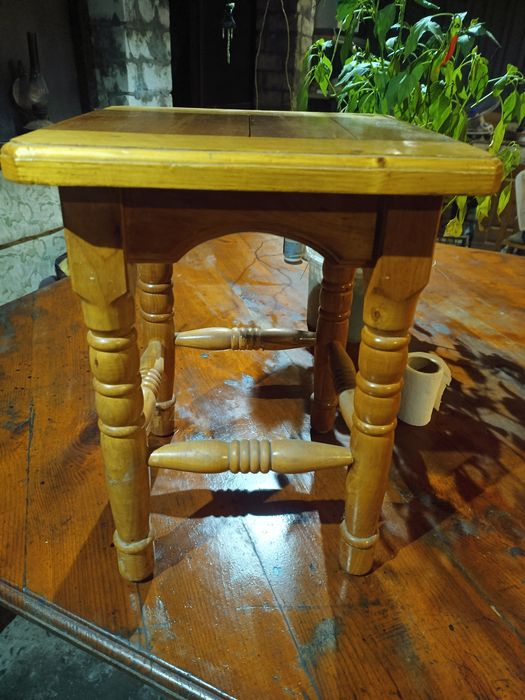 Стол и стулья деревянные