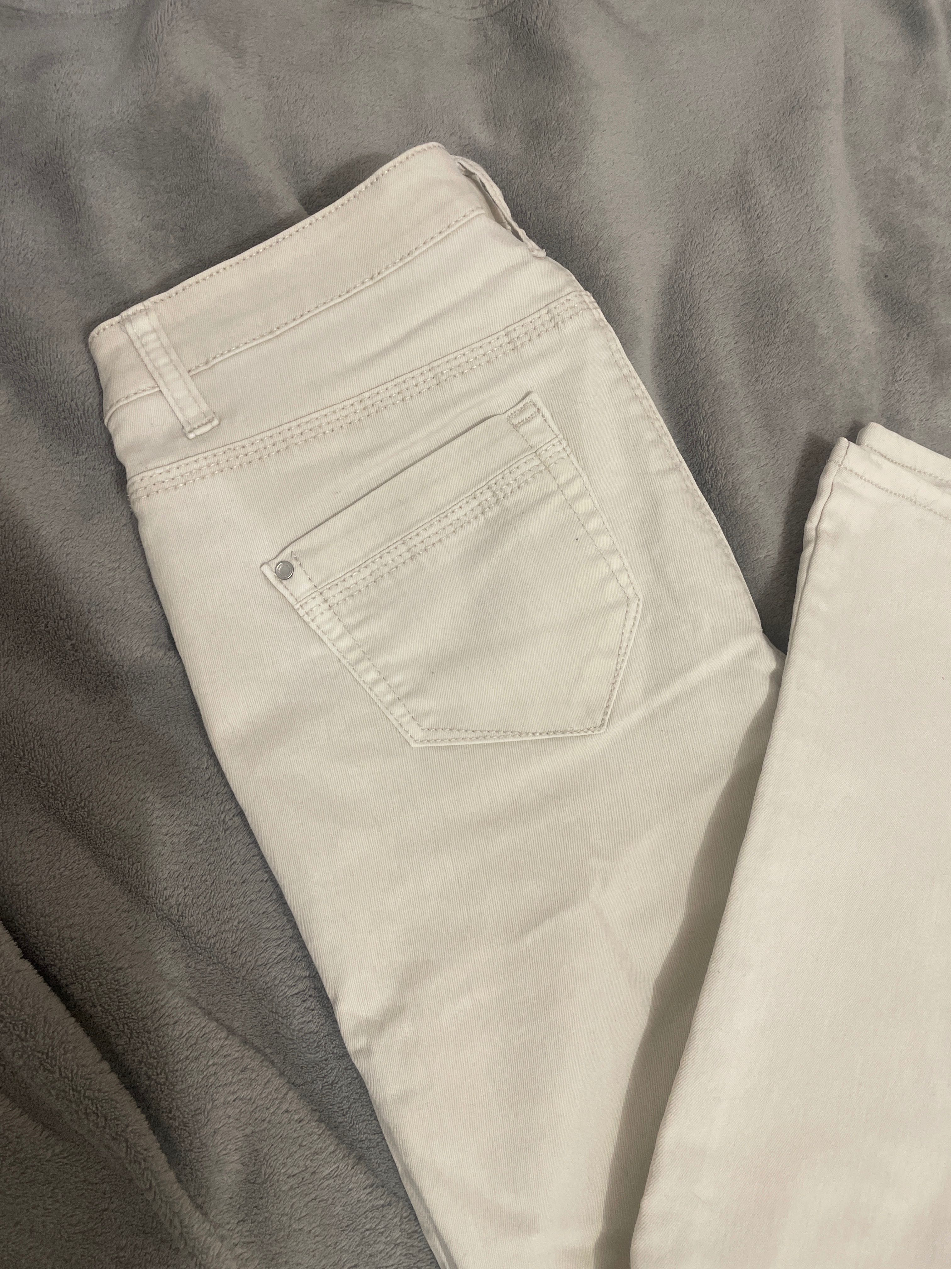 Spodnie jeansy kremowe