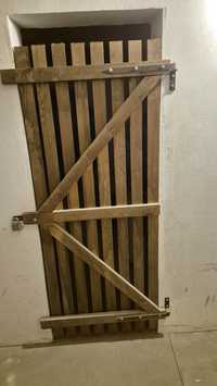 Drzwi drewniane ażurowe do piwnicy solidne