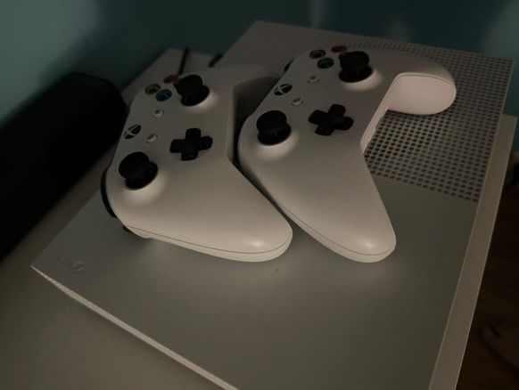 Konsola Xbox One S 500 GB/dwa pady, napęd