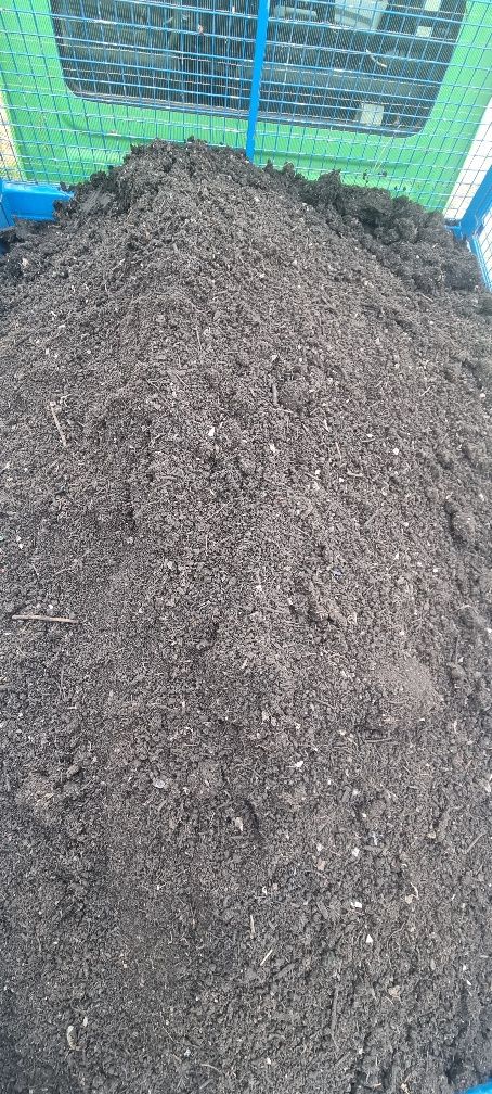 Piasek ziemia,  humus, kamien, kompost pod warzywniak szklarnię