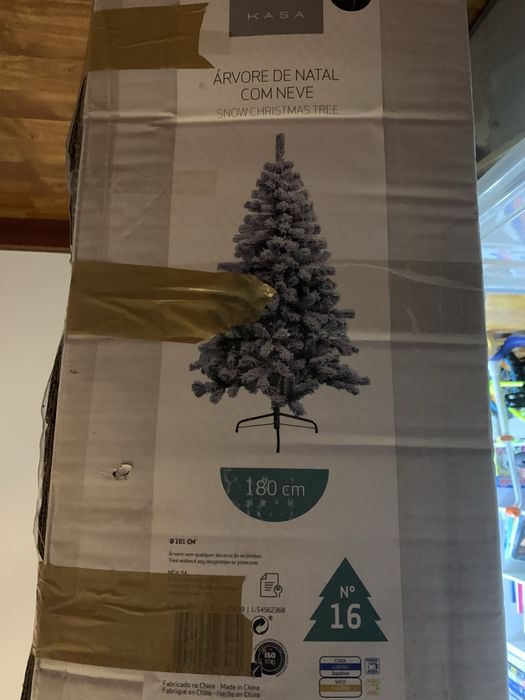 Vendo Arvore de Natal com neve