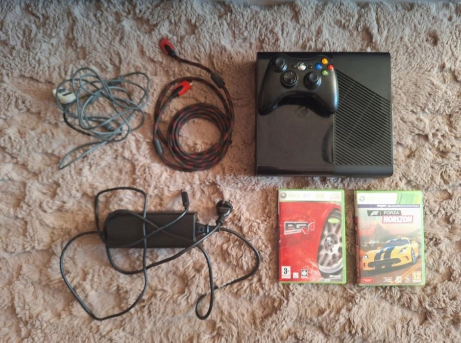 Konsola Xbox 360 E 500gb + pad, kable i dwie gry