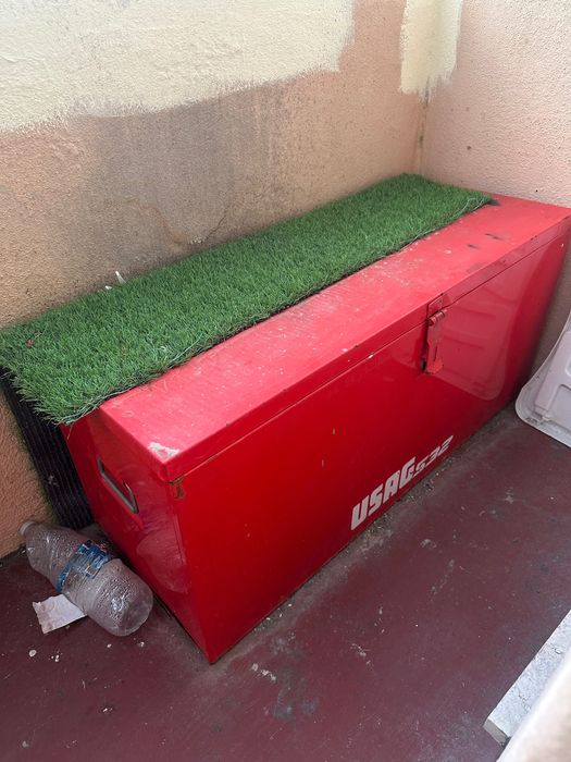 Vendo este conjunto de armario PVC + bancada +mesa +baú vermelho