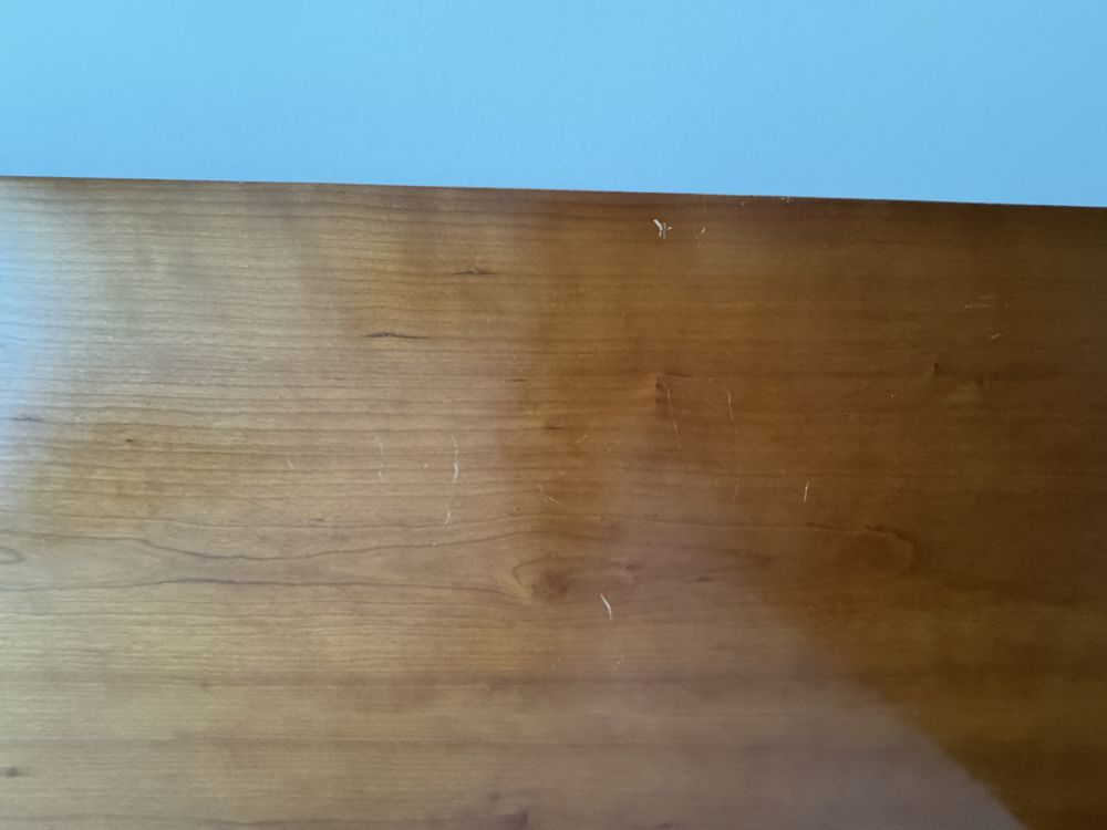 Cama com estrado e 2 mesas de cabeceira