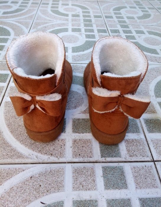 Botas pantufas castanhas com pêlo e laço