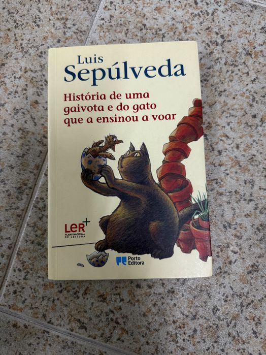 Historia de uma gaivota e do gato que a ensinou a voar.