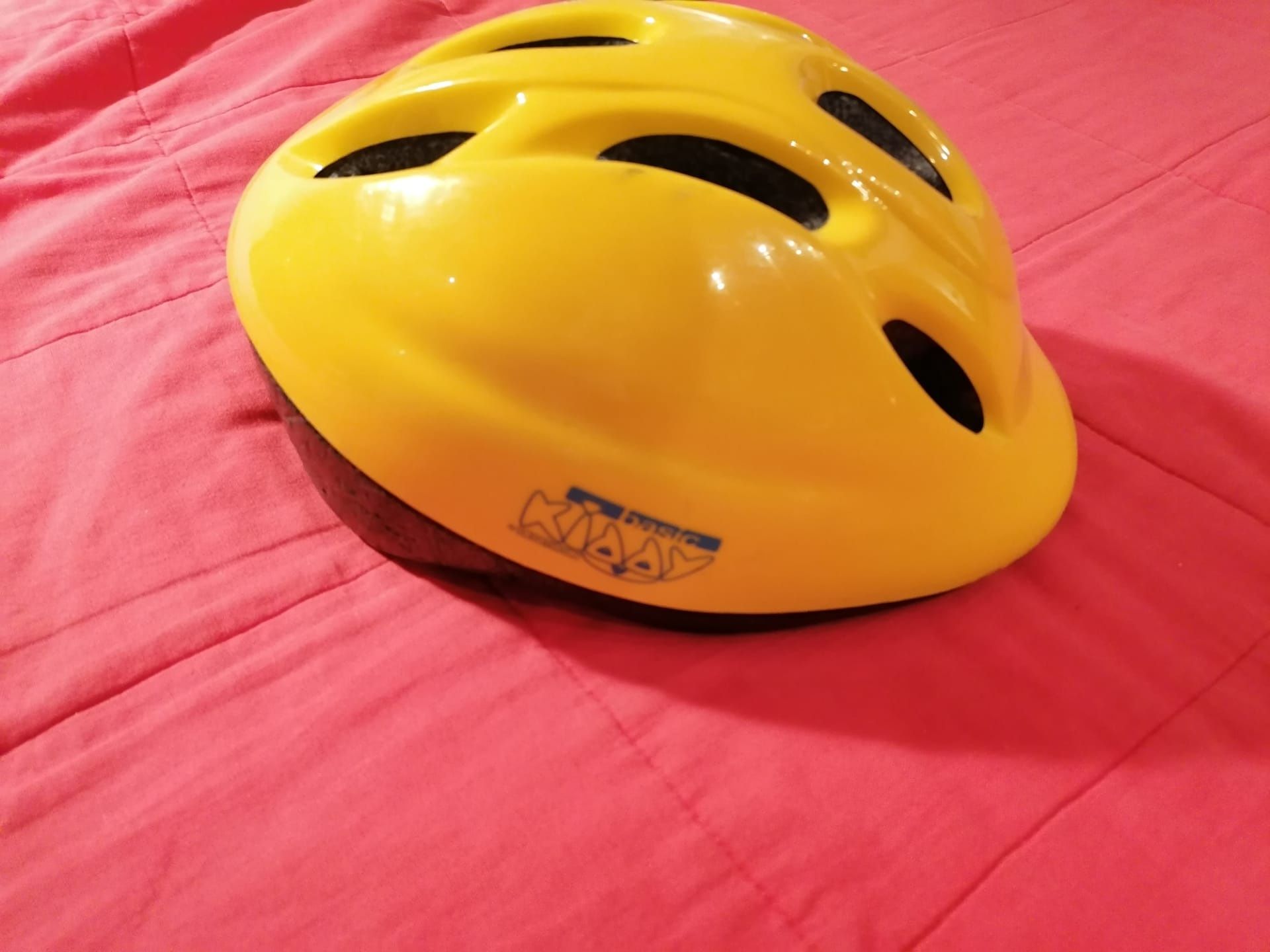 Capacete de criança (amarelo, azul e azul com desenhos)