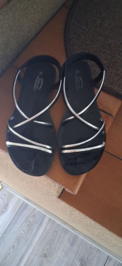 Cathrin Moda 39 lekkie i wygodne czarno srebrne sandałki