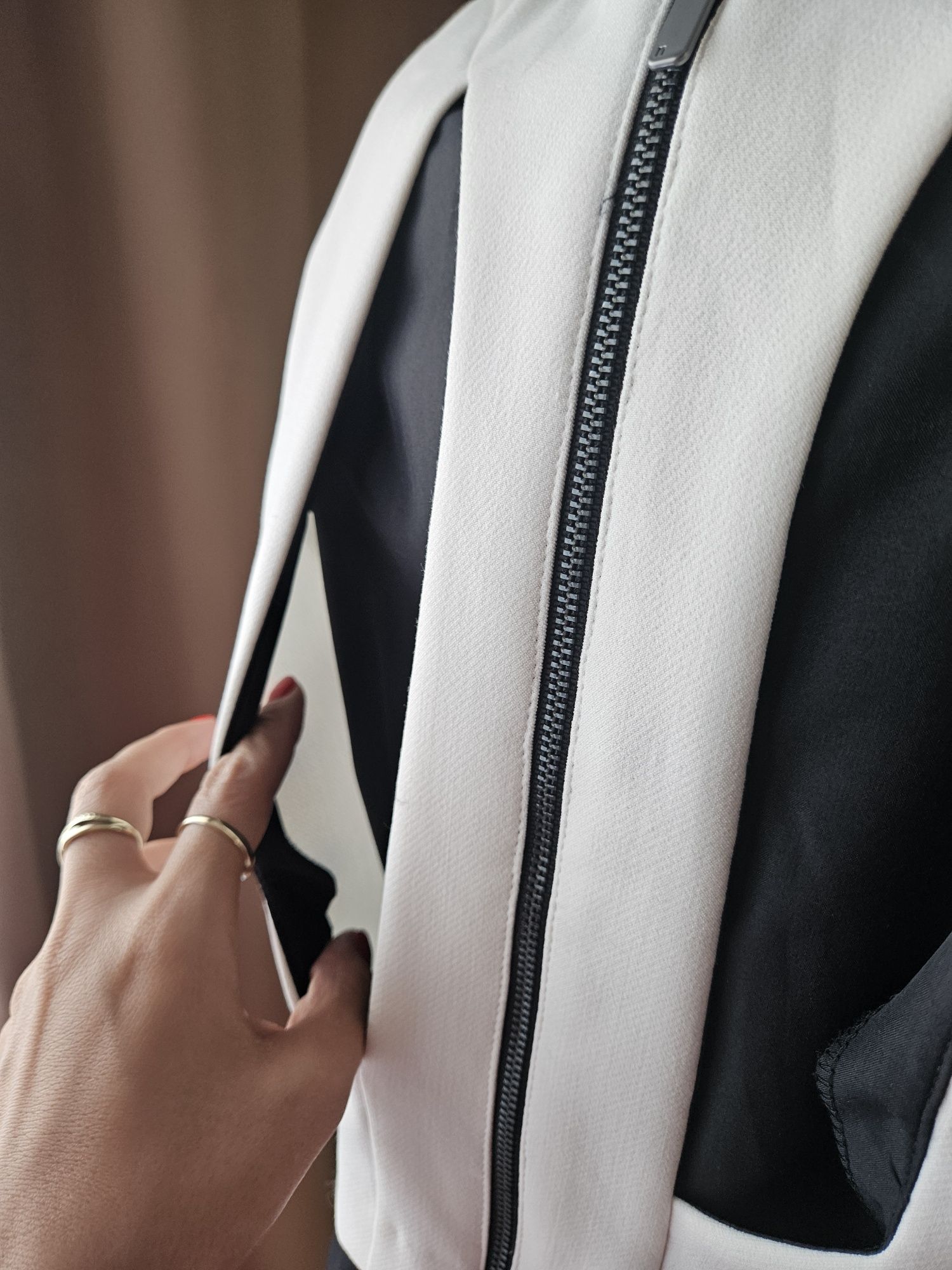 Elegancka czarno-biała sukienka damska Next Tailoring z ozdobnym tyłem