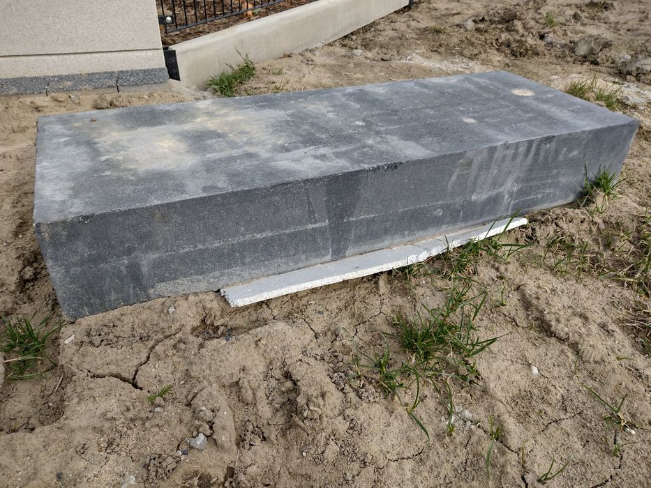 Stopień schodowy betonowy czarny polbruk