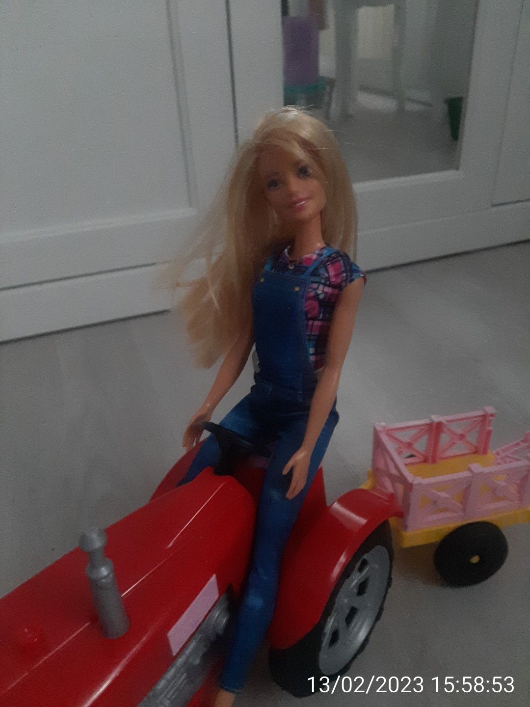 Lalka Barbie i traktor