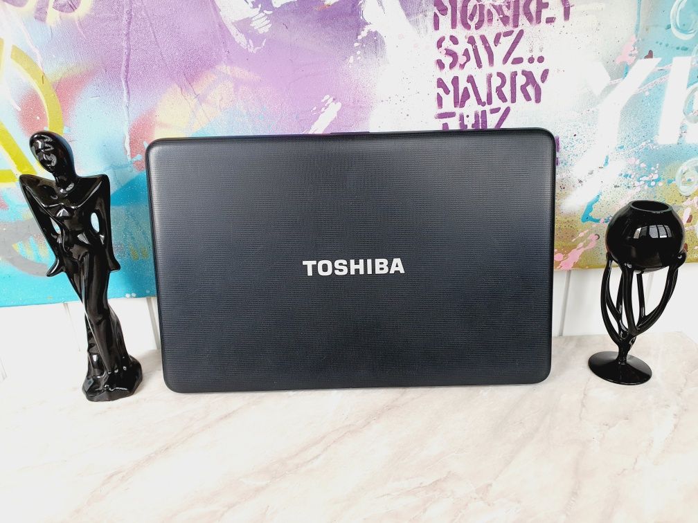 Ноутбук Toshiba 17 дюймів