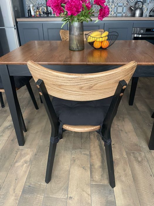 Комплект з чотирьох стільців (з натурального дерева)