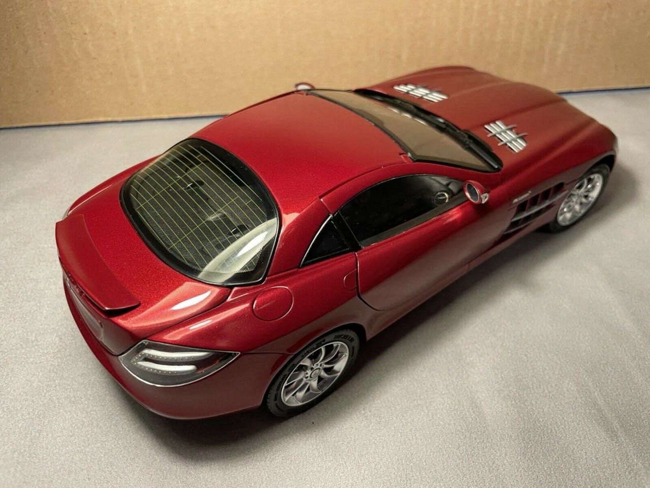 Collector's model CMC 1/18 Mercedes-Benz SLR McLaren 2003