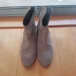 Botins rasos de camurça cor toupeira It Shoes tamanho 38