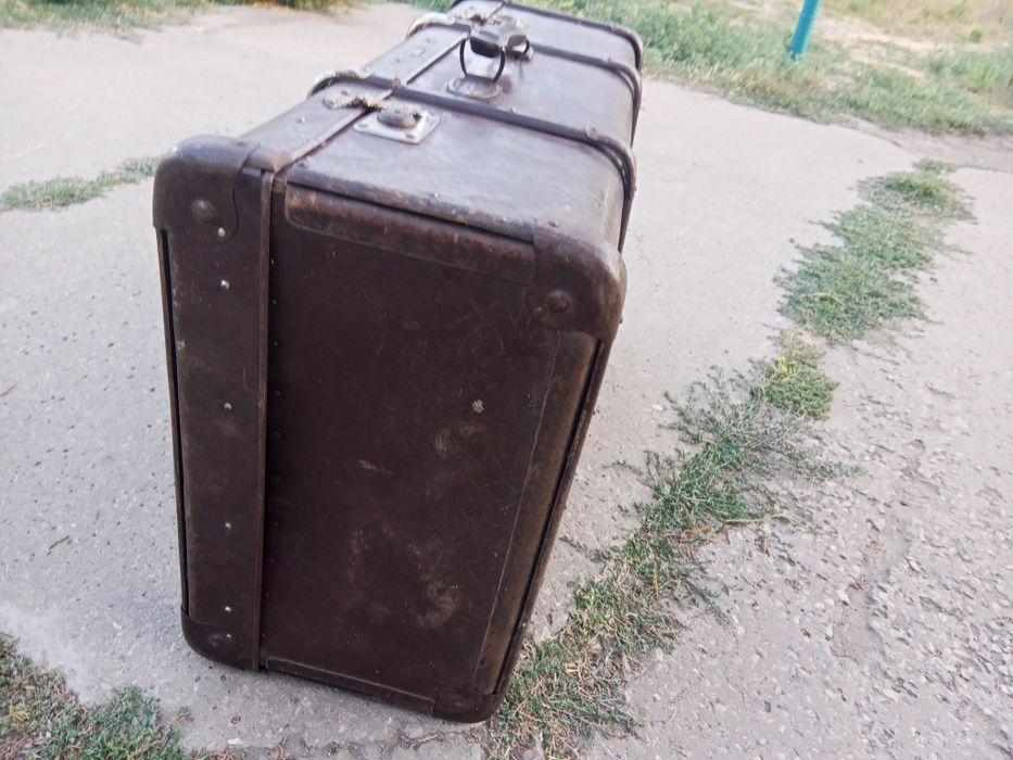 Старовинна валіза в ретро стилі