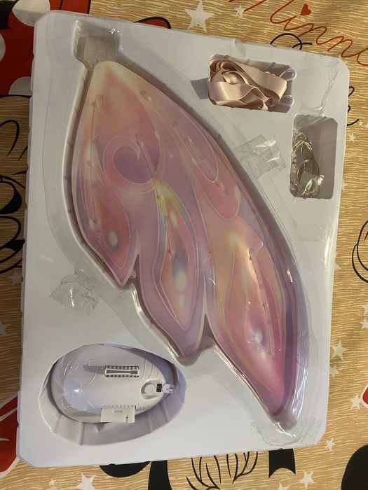 Крила феі рухаються, світяться, музичний супровід