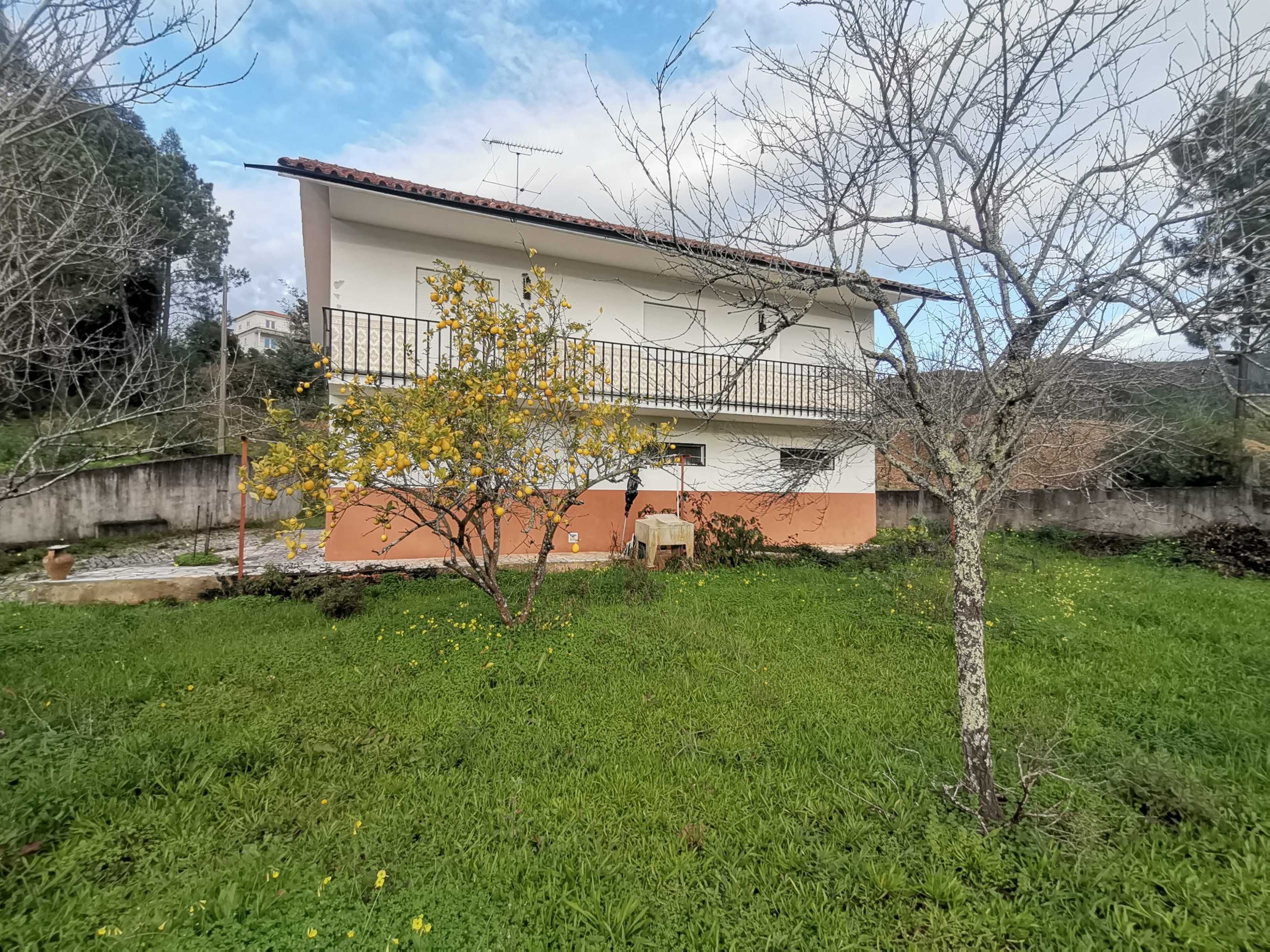 Moradia Isolada com Terreno em Lapinhas