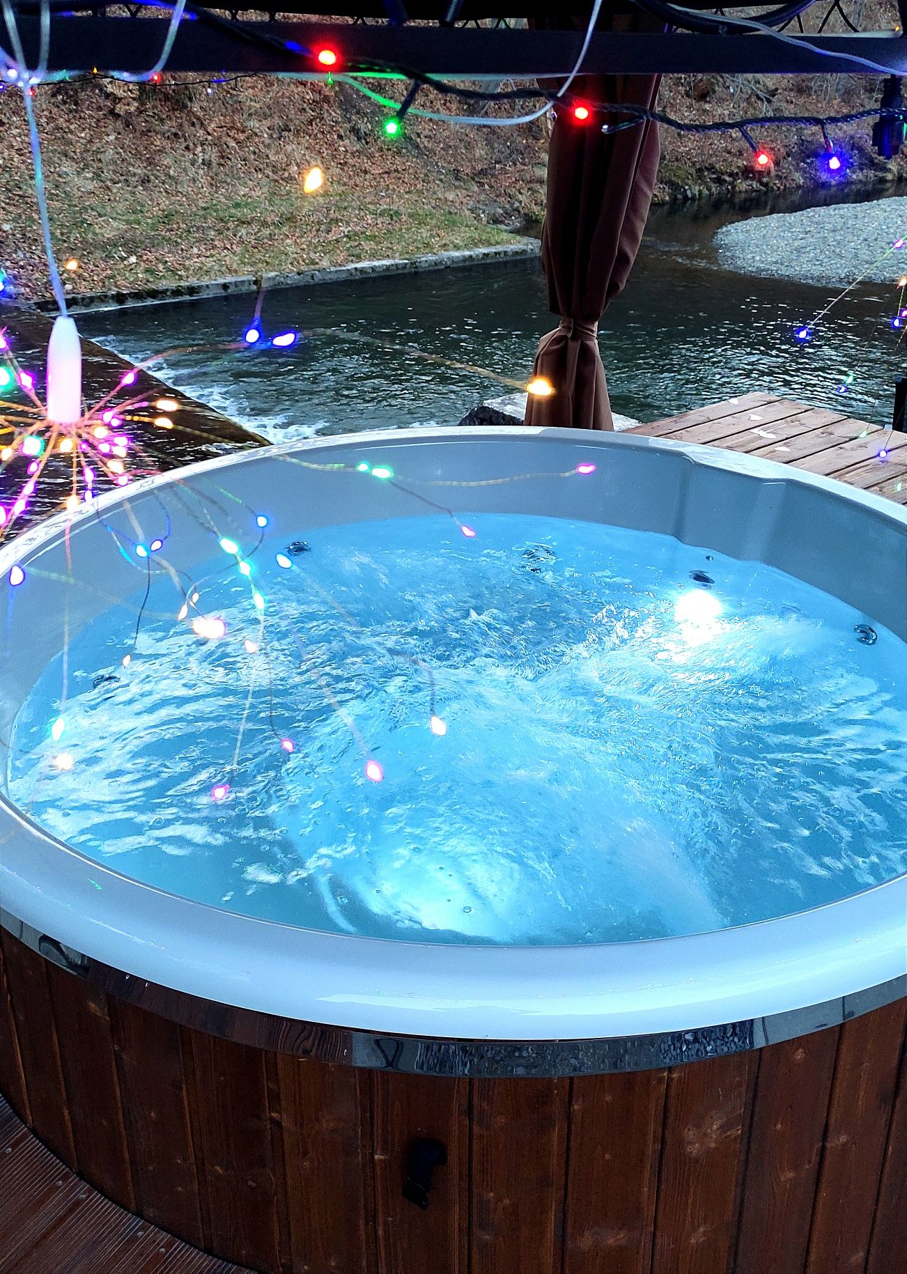 Domki Nad samą rzeką Sauna jacuzzi 8os. noclegi Brenna,Ustroń Beskidy