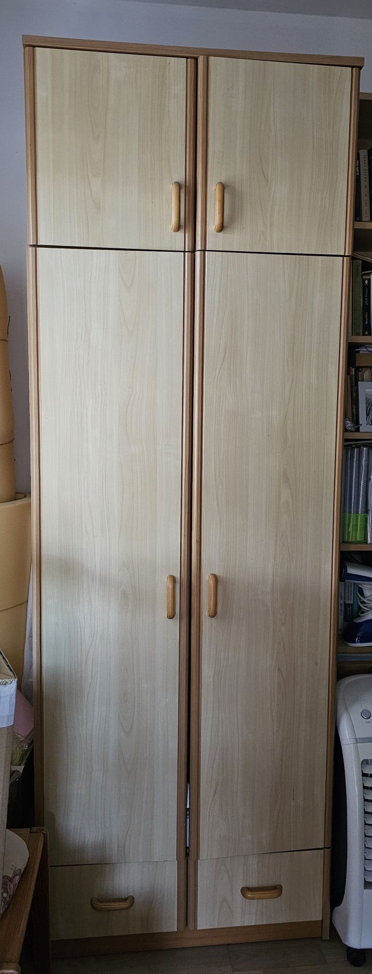 Szafa z płytu w kolorze drewna